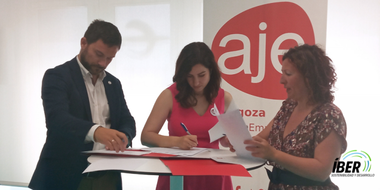 Firma de convenio AJE